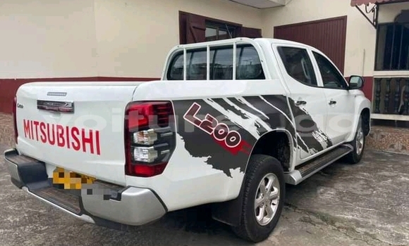 Sayi Na hannu Mitsubishi L200 White Mota in Libreville a estuary Sayi Na hannu Mitsubishi L200 White Mota in Libreville a estuary