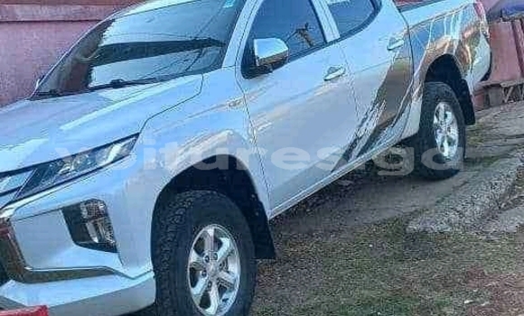 Sayi Na hannu Mitsubishi L200 White Mota in Libreville a estuary Sayi Na hannu Mitsubishi L200 White Mota in Libreville a estuary