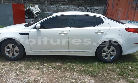 Sayi Na hannu Kia K5 White Mota in Libreville a estuary Sayi Na hannu Kia K5 White Mota in Libreville a estuary