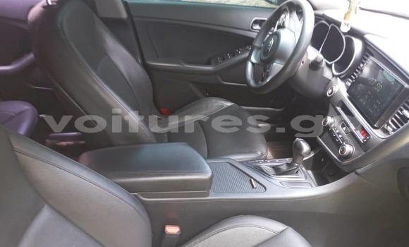 Sayi Na hannu Kia K5 White Mota in Libreville a estuary Sayi Na hannu Kia K5 White Mota in Libreville a estuary