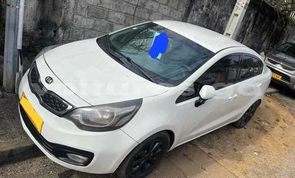 Sayi Na hannu Kia Rio White Mota in Libreville a estuary Sayi Na hannu Kia Rio White Mota in Libreville a estuary