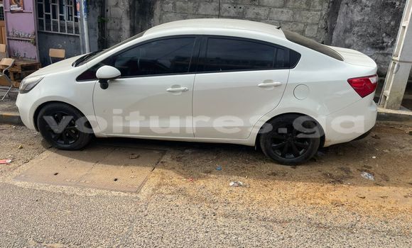 Sayi Na hannu Kia Rio White Mota in Libreville a estuary Sayi Na hannu Kia Rio White Mota in Libreville a estuary