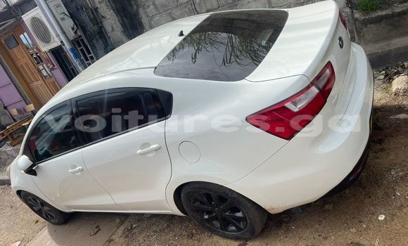 Sayi Na hannu Kia Rio White Mota in Libreville a estuary Sayi Na hannu Kia Rio White Mota in Libreville a estuary