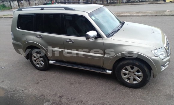 Sayi Na hannu Mitsubishi Pajero Brown Mota in Libreville a estuary Sayi Na hannu Mitsubishi Pajero Brown Mota in Libreville a estuary