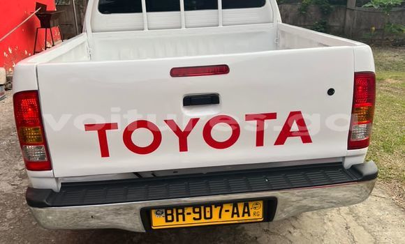 Sayi Na hannu Toyota Hilux White Mota in Libreville a estuary Sayi Na hannu Toyota Hilux White Mota in Libreville a estuary