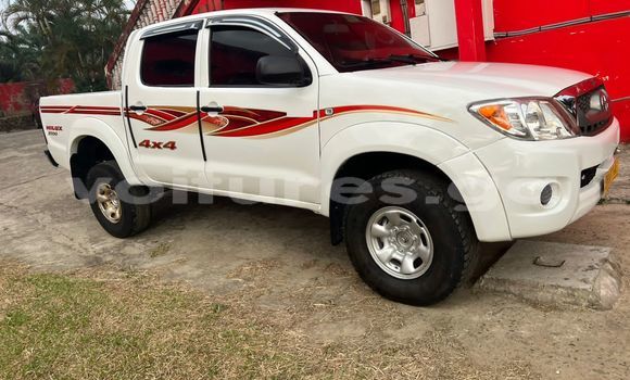 Sayi Na hannu Toyota Hilux White Mota in Libreville a estuary Sayi Na hannu Toyota Hilux White Mota in Libreville a estuary