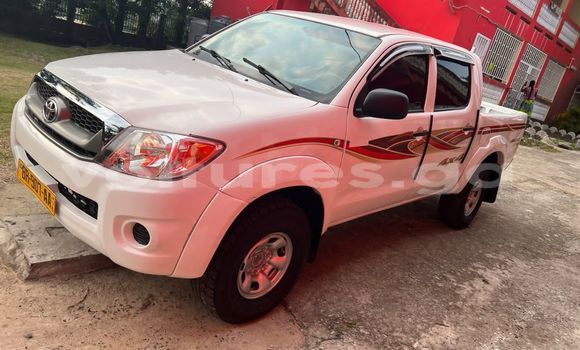Sayi Na hannu Toyota Hilux White Mota in Libreville a estuary Sayi Na hannu Toyota Hilux White Mota in Libreville a estuary