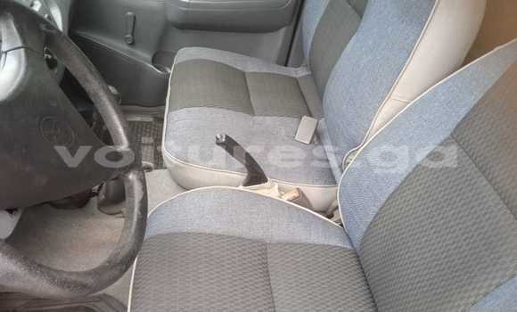 Sayi Na hannu Toyota Hilux White Mota in Libreville a estuary Sayi Na hannu Toyota Hilux White Mota in Libreville a estuary