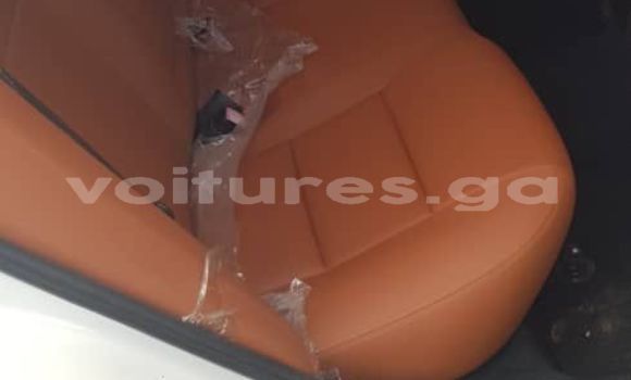 Sayi Na hannu Toyota Camry White Mota in Libreville a estuary Sayi Na hannu Toyota Camry White Mota in Libreville a estuary