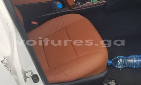 Sayi Na hannu Toyota Camry White Mota in Libreville a estuary Sayi Na hannu Toyota Camry White Mota in Libreville a estuary