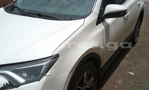 Sayi Na hannu Toyota RAV4 White Mota in Libreville a estuary Sayi Na hannu Toyota RAV4 White Mota in Libreville a estuary