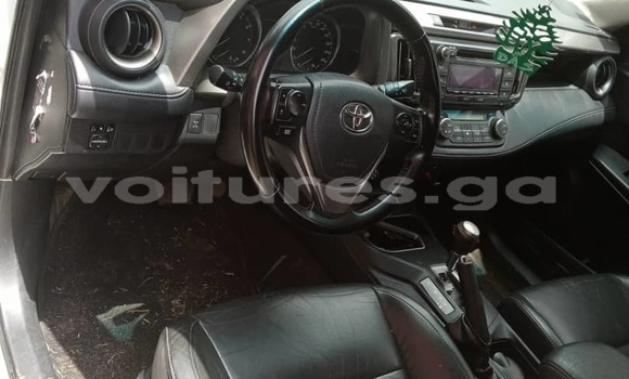 Sayi Na hannu Toyota RAV4 White Mota in Libreville a estuary Sayi Na hannu Toyota RAV4 White Mota in Libreville a estuary