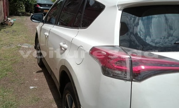 Sayi Na hannu Toyota RAV4 White Mota in Libreville a estuary Sayi Na hannu Toyota RAV4 White Mota in Libreville a estuary