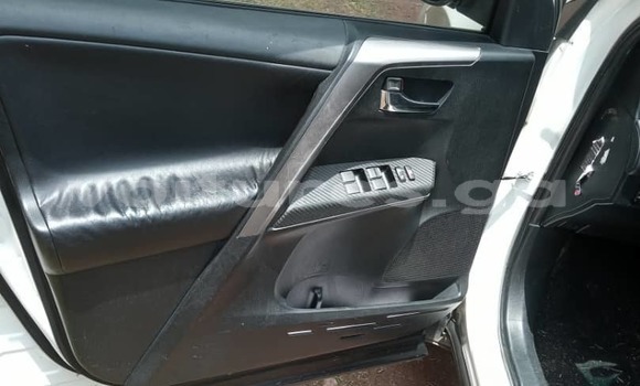 Sayi Na hannu Toyota RAV4 White Mota in Libreville a estuary Sayi Na hannu Toyota RAV4 White Mota in Libreville a estuary