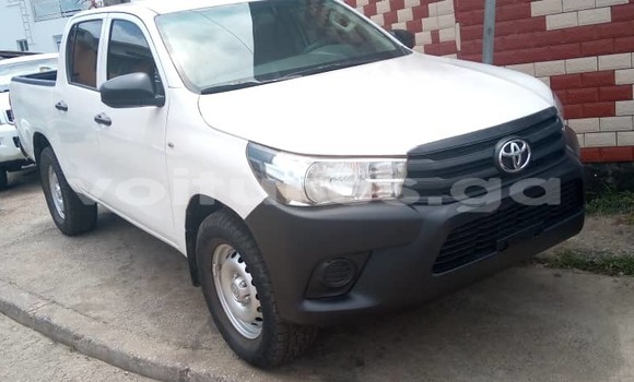 Sayi Na hannu Toyota Hilux White Mota in Libreville a estuary Sayi Na hannu Toyota Hilux White Mota in Libreville a estuary