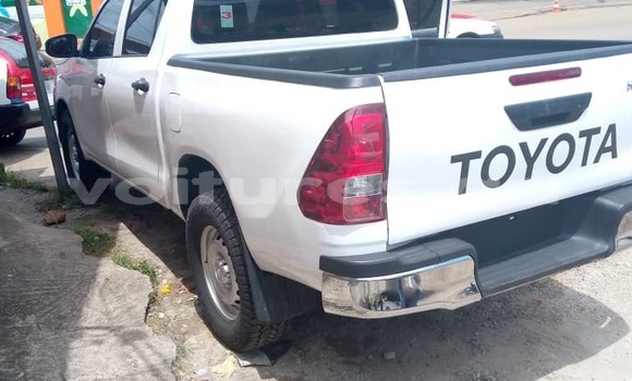 Sayi Na hannu Toyota Hilux White Mota in Libreville a estuary Sayi Na hannu Toyota Hilux White Mota in Libreville a estuary
