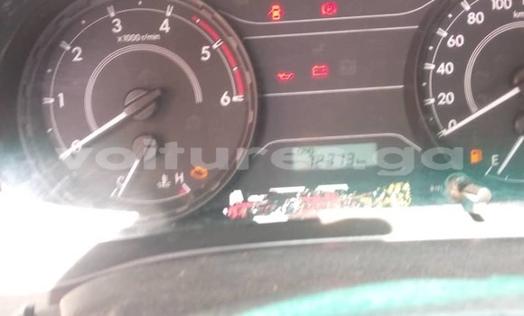 Sayi Na hannu Toyota Hilux White Mota in Libreville a estuary Sayi Na hannu Toyota Hilux White Mota in Libreville a estuary