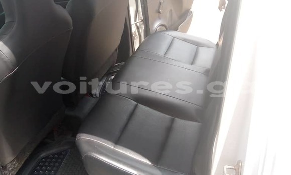 Sayi Na hannu Toyota Hilux White Mota in Libreville a estuary Sayi Na hannu Toyota Hilux White Mota in Libreville a estuary