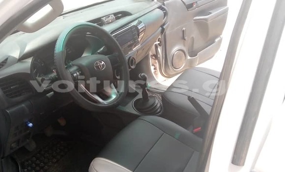 Sayi Na hannu Toyota Hilux White Mota in Libreville a estuary Sayi Na hannu Toyota Hilux White Mota in Libreville a estuary