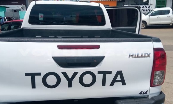 Sayi Na hannu Toyota Hilux White Mota in Libreville a estuary Sayi Na hannu Toyota Hilux White Mota in Libreville a estuary