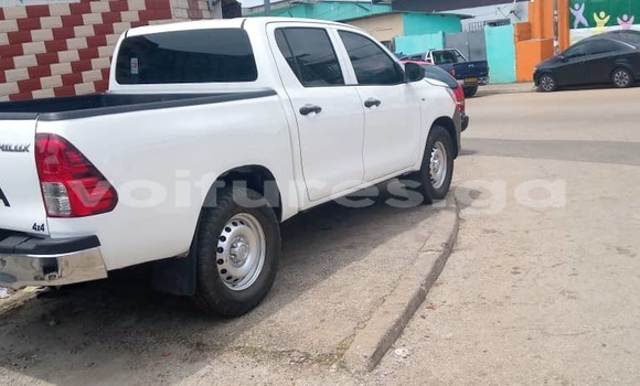 Sayi Na hannu Toyota Hilux White Mota in Libreville a estuary Sayi Na hannu Toyota Hilux White Mota in Libreville a estuary