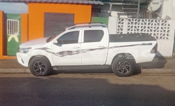 Sayi Na hannu Toyota Hilux White Mota in Libreville a estuary Sayi Na hannu Toyota Hilux White Mota in Libreville a estuary