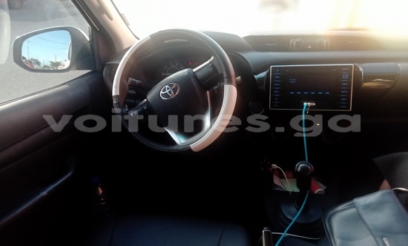 Sayi Na hannu Toyota Hilux White Mota in Libreville a estuary Sayi Na hannu Toyota Hilux White Mota in Libreville a estuary