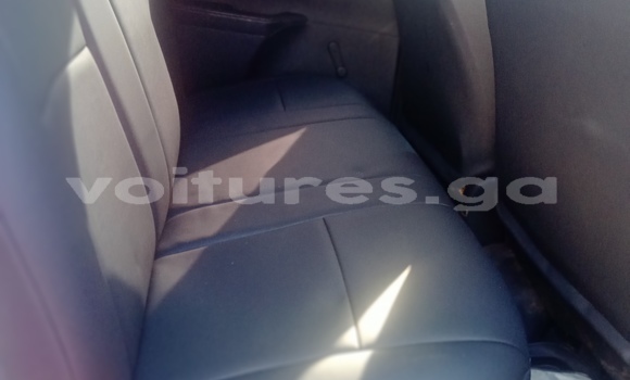 Sayi Na hannu Toyota Hilux White Mota in Libreville a estuary Sayi Na hannu Toyota Hilux White Mota in Libreville a estuary