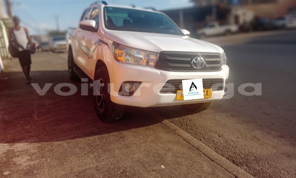 Sayi Na hannu Toyota Hilux White Mota in Libreville a estuary Sayi Na hannu Toyota Hilux White Mota in Libreville a estuary