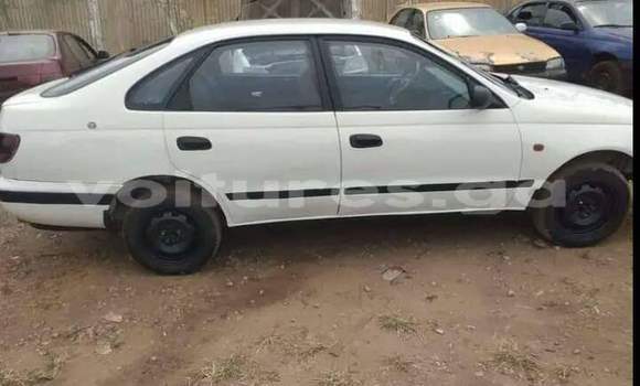 Sayi Na hannu Toyota Avensis White Mota in Libreville a estuary Sayi Na hannu Toyota Avensis White Mota in Libreville a estuary