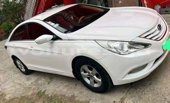 Sayi Na hannu Hyundai Sonata White Mota in Libreville a estuary Sayi Na hannu Hyundai Sonata White Mota in Libreville a estuary