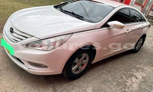 Sayi Na hannu Hyundai Sonata White Mota in Libreville a estuary Sayi Na hannu Hyundai Sonata White Mota in Libreville a estuary