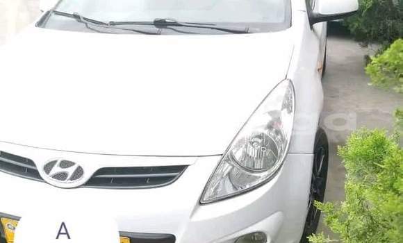 Sayi Na hannu Hyundai i20 White Mota in Libreville a estuary Sayi Na hannu Hyundai i20 White Mota in Libreville a estuary