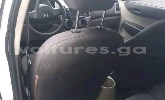 Sayi Na hannu Hyundai i20 White Mota in Libreville a estuary Sayi Na hannu Hyundai i20 White Mota in Libreville a estuary