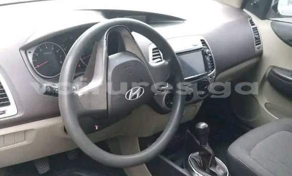 Sayi Na hannu Hyundai i20 White Mota in Libreville a estuary Sayi Na hannu Hyundai i20 White Mota in Libreville a estuary