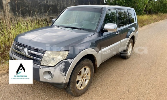 Sayi Na hannu Mitsubishi Pajero Blue Mota in Libreville a estuary Sayi Na hannu Mitsubishi Pajero Blue Mota in Libreville a estuary