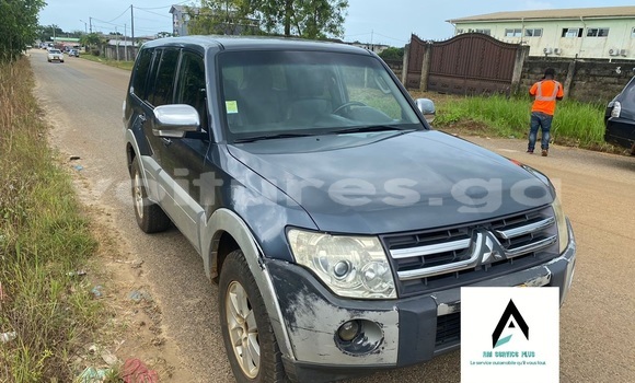 Sayi Na hannu Mitsubishi Pajero Blue Mota in Libreville a estuary Sayi Na hannu Mitsubishi Pajero Blue Mota in Libreville a estuary