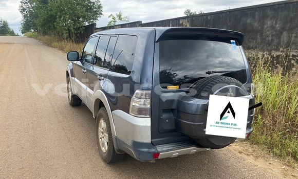 Sayi Na hannu Mitsubishi Pajero Blue Mota in Libreville a estuary Sayi Na hannu Mitsubishi Pajero Blue Mota in Libreville a estuary