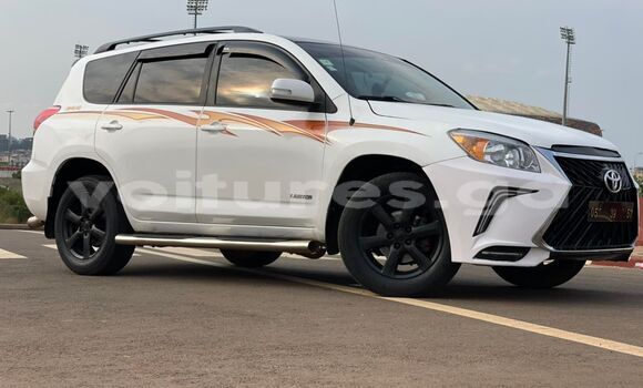 Sayi Na hannu Toyota RAV4 White Mota in Libreville a estuary Sayi Na hannu Toyota RAV4 White Mota in Libreville a estuary