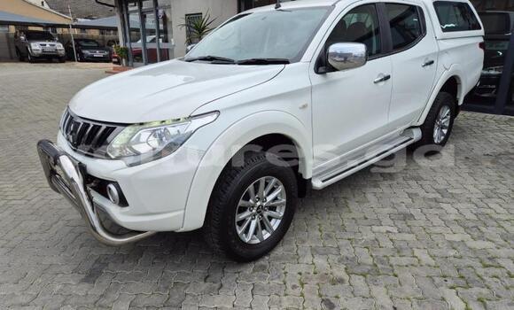 Sayi Na hannu Mitsubishi Triton White Mota in Libreville a estuary Sayi Na hannu Mitsubishi Triton White Mota in Libreville a estuary