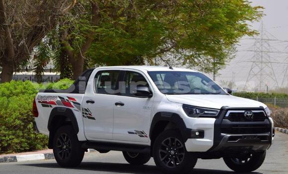 Buy Used Toyota Hilux White Car in Libreville in Estuary Buy Used Toyota Hilux White Car in Libreville in Estuary