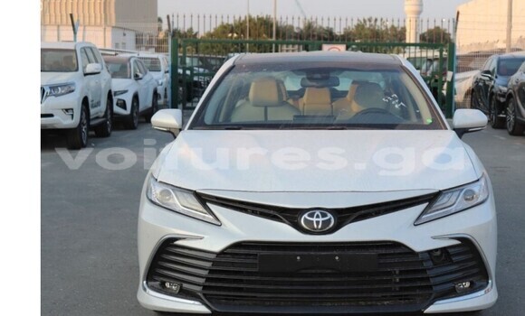 Sayi Na hannu Toyota Camry White Mota in Libreville a estuary