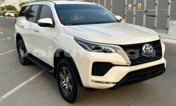 Sayi Na hannu Toyota Fortuner White Mota in Libreville a estuary
