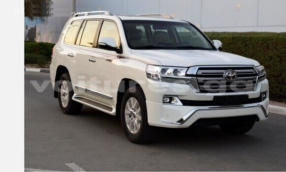 Sayi Na hannu Toyota Land Cruiser White Mota in Libreville a estuary