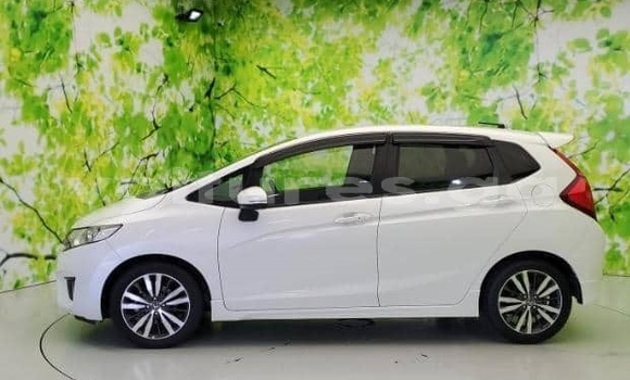 Buy Used Honda FIT White Car in Libreville in Estuary Buy Used Honda FIT White Car in Libreville in Estuary