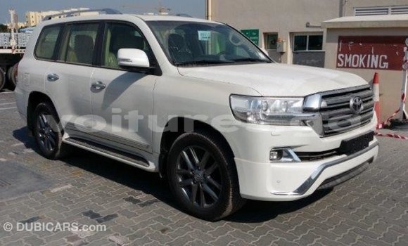 Acheter Import Voiture Toyota Land Cruiser Blanc à Import - Dubai, Estuaire Acheter Import Voiture Toyota Land Cruiser Blanc à Import - Dubai, Estuaire