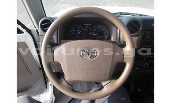Acheter Import Voiture Toyota Land Cruiser Blanc à Import - Dubai, Estuaire Acheter Import Voiture Toyota Land Cruiser Blanc à Import - Dubai, Estuaire