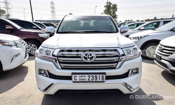Acheter Import Voiture Toyota Land Cruiser Blanc à Import - Dubai, Estuaire Acheter Import Voiture Toyota Land Cruiser Blanc à Import - Dubai, Estuaire