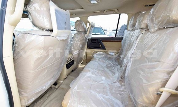 Acheter Import Voiture Toyota Land Cruiser Blanc à Import - Dubai, Estuaire Acheter Import Voiture Toyota Land Cruiser Blanc à Import - Dubai, Estuaire