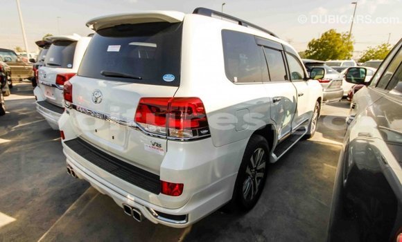 Acheter Import Voiture Toyota Land Cruiser Blanc à Import - Dubai, Estuaire Acheter Import Voiture Toyota Land Cruiser Blanc à Import - Dubai, Estuaire